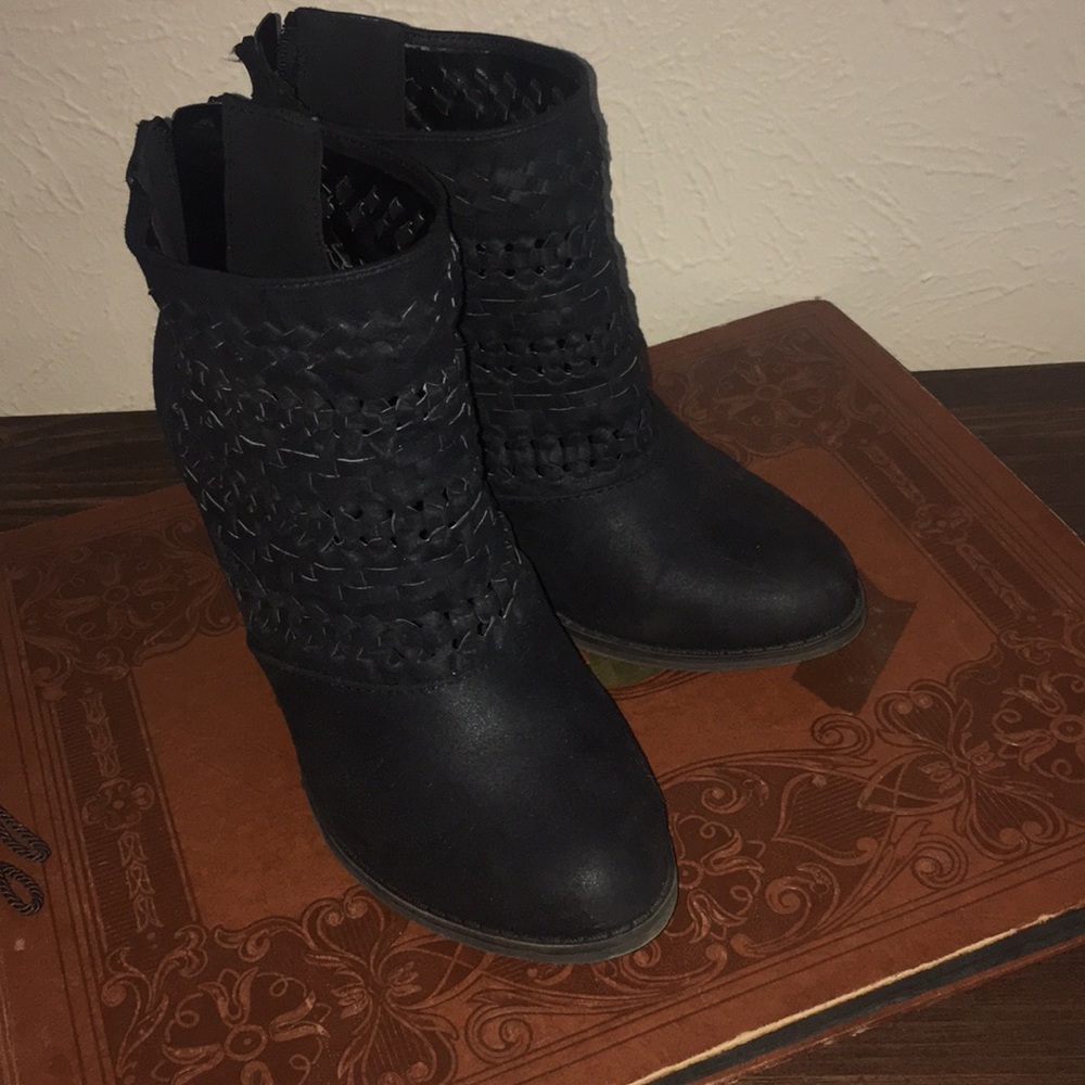 Fergaliciois woven black booties